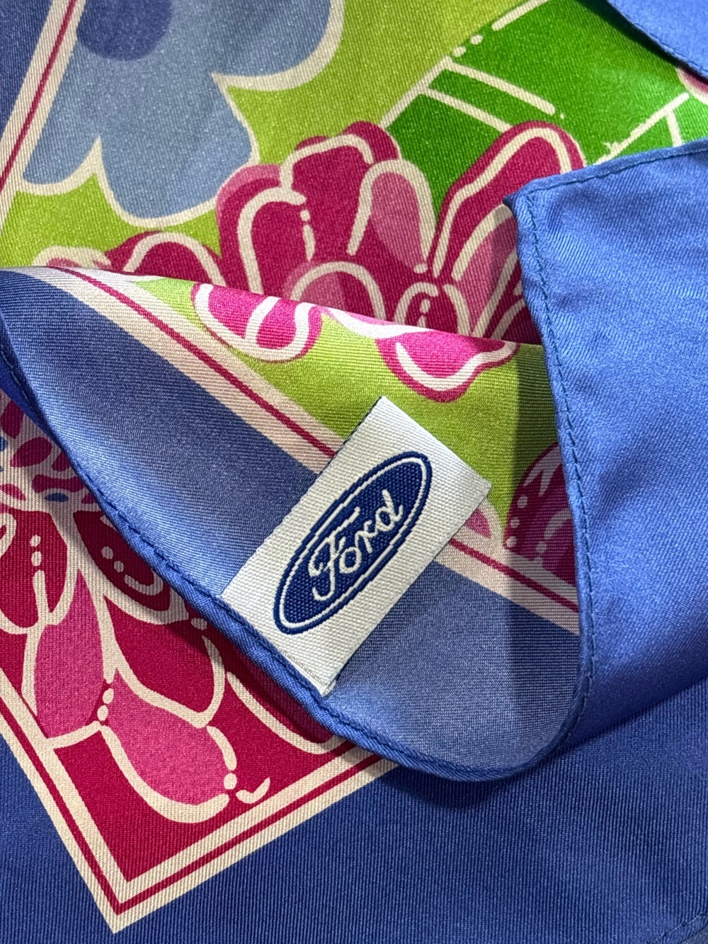 Lilly Pulitzer silk, floral breast cancer awareness scarf. Collab with Ford - Picture 4 of 8